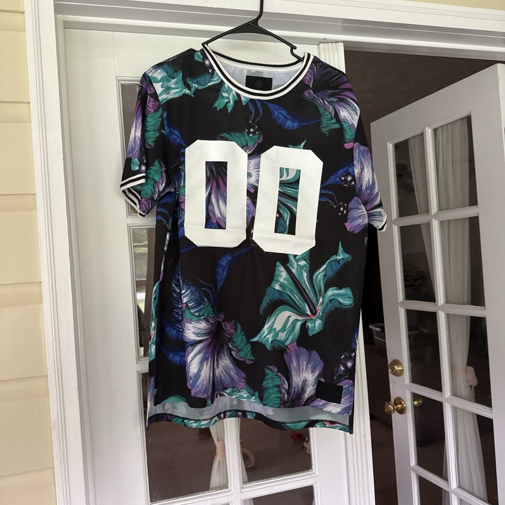 On the Byas Black and Blue Graphic Top